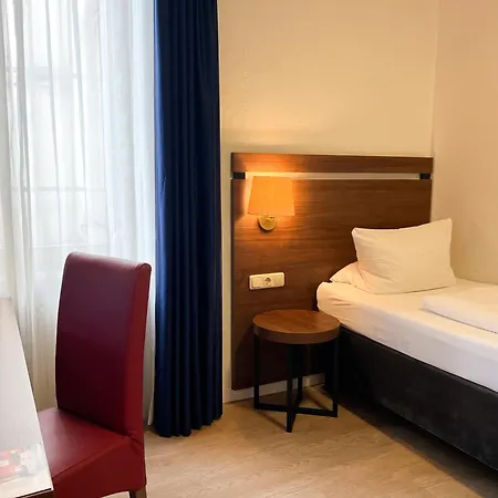 מלון Fraenkischer Hof 3*